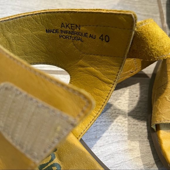 Groundhog Aken Yellow Leather Ankle Strap Sandals - Picture 13 of 14